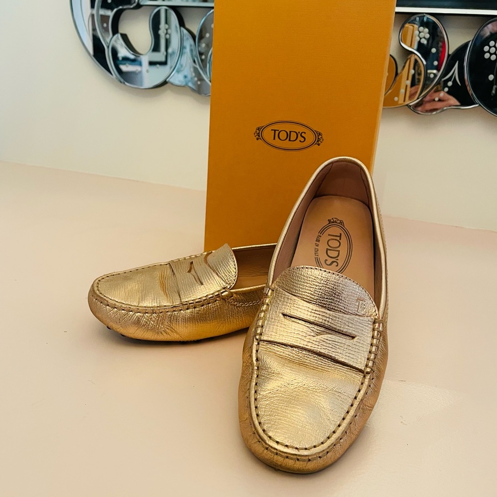 Women’s Tod’s driving loafers size 38 w/ original designer box and dust bag